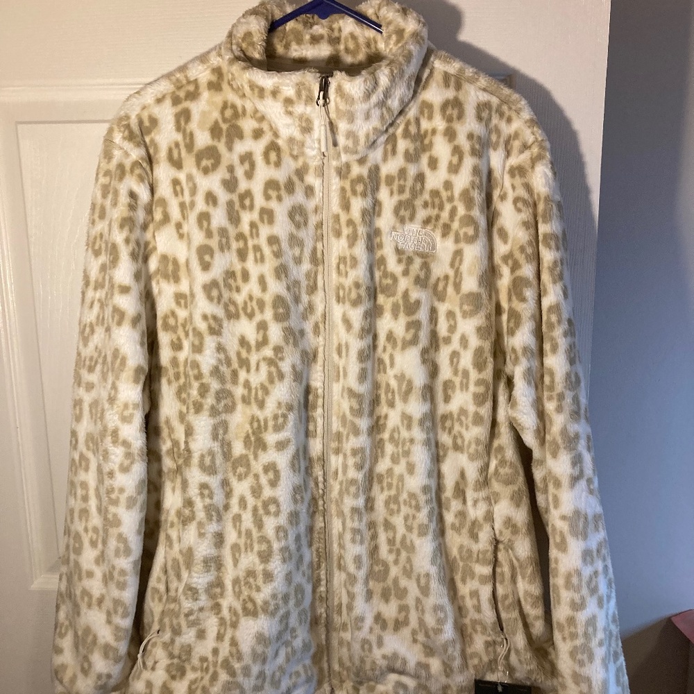 Oversized woman’s brand new Northface spring jacket